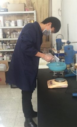 Pesar com precisão o componente diazo